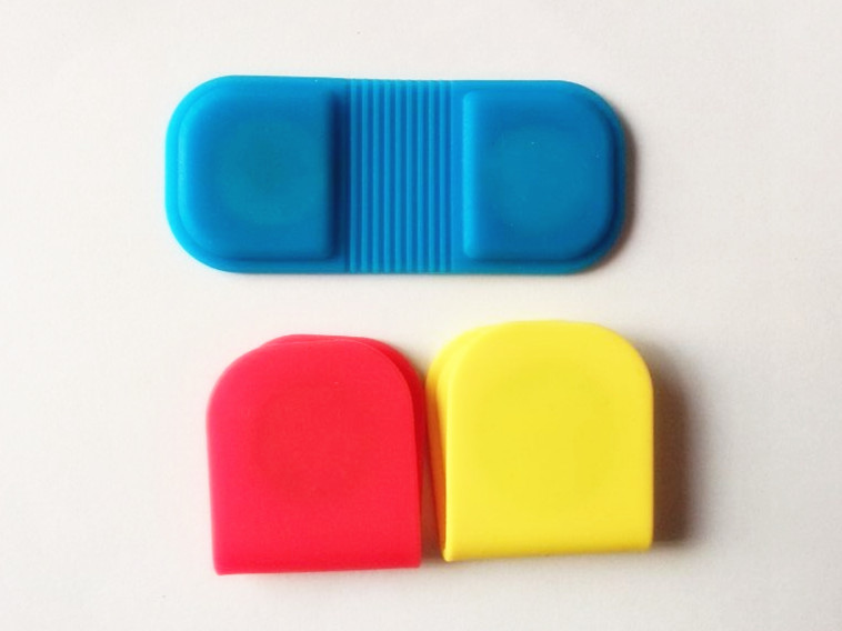 Silicone magnet clip